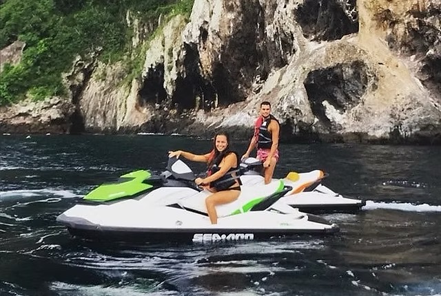 Faire du jet ski en Martinique est l’une des meilleures expériences pour découvrir l’île autrement…